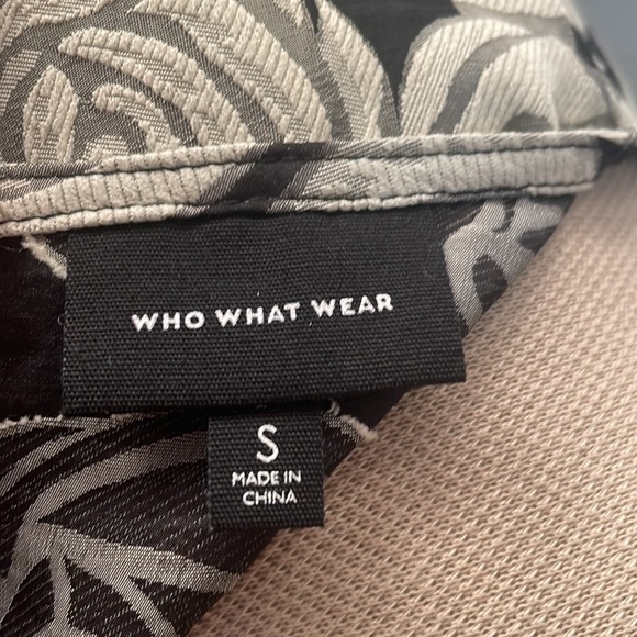 Black and Cream Rose Print Top - Picture 3 of 3